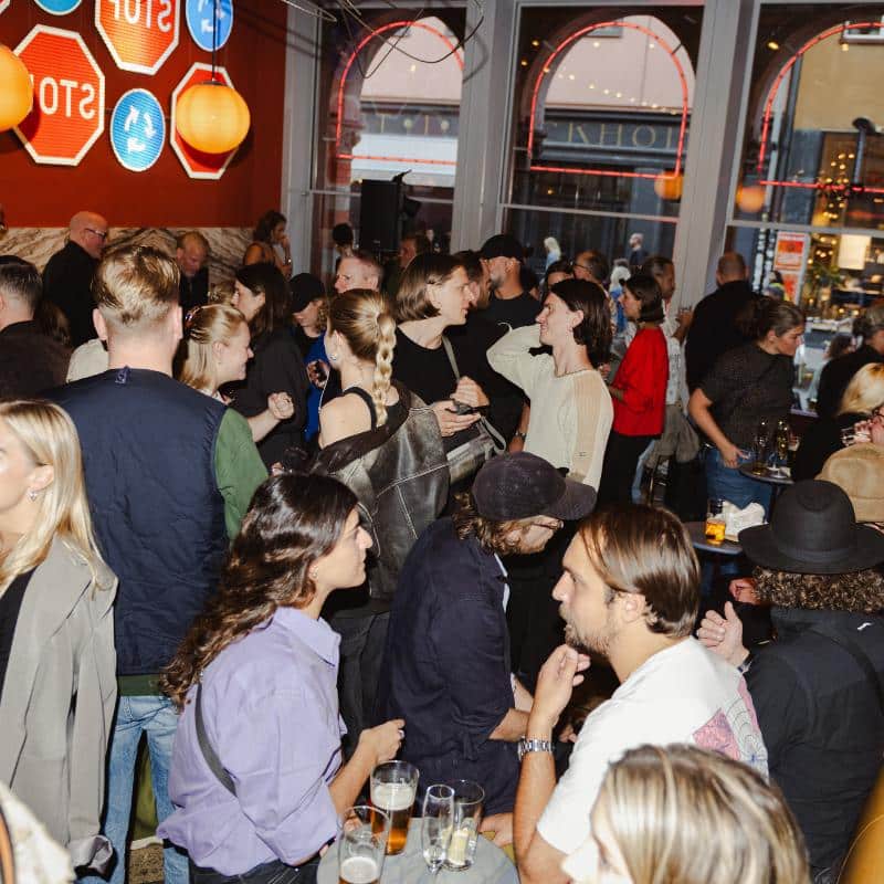 Riche Fenix bar full med folk