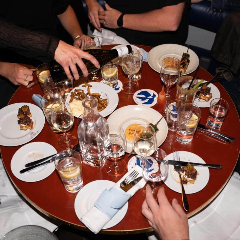 Bord med mat och dryck på Riche Fenix